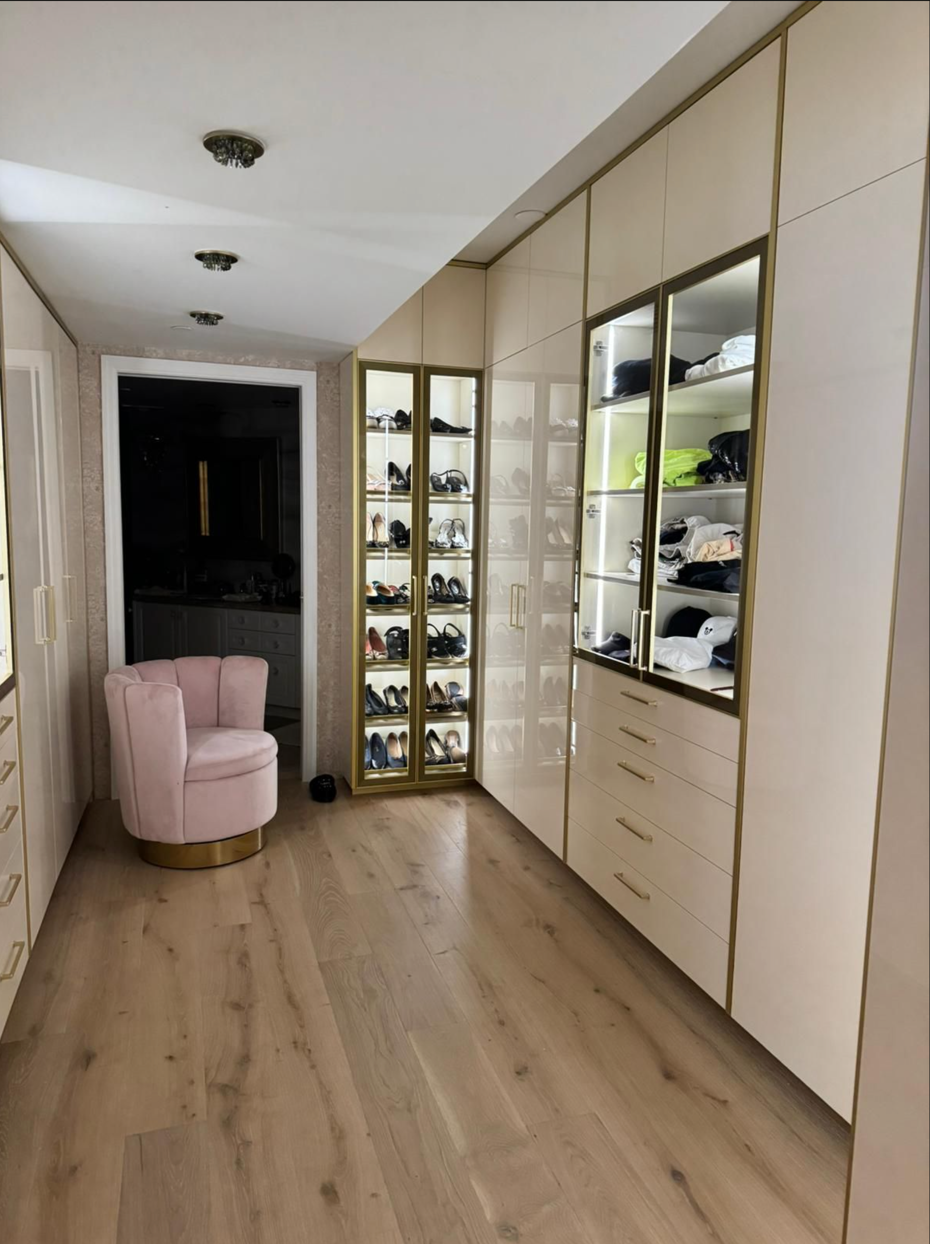 Walk -in closet Object 2111