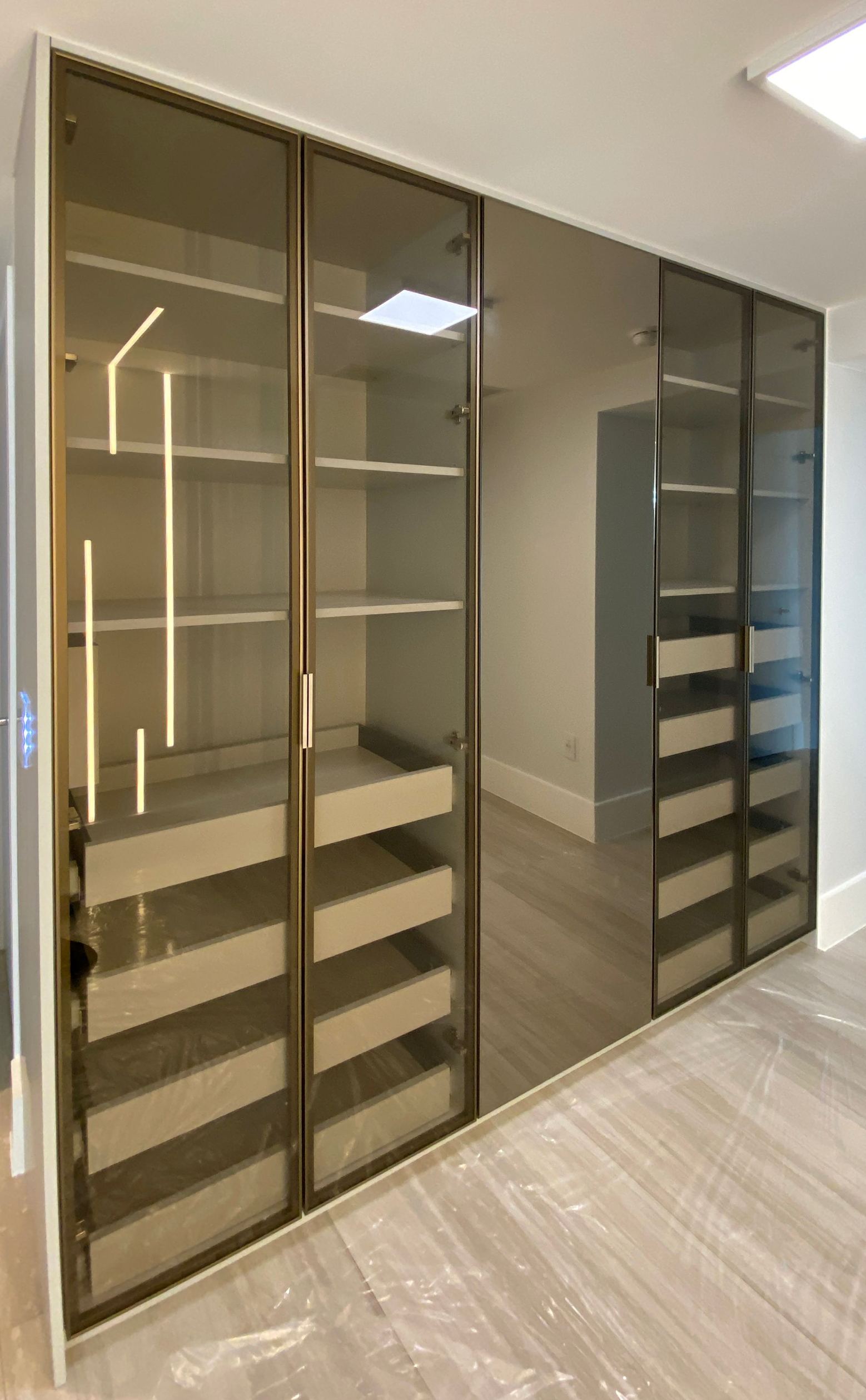 Walk -in closet Object 2111