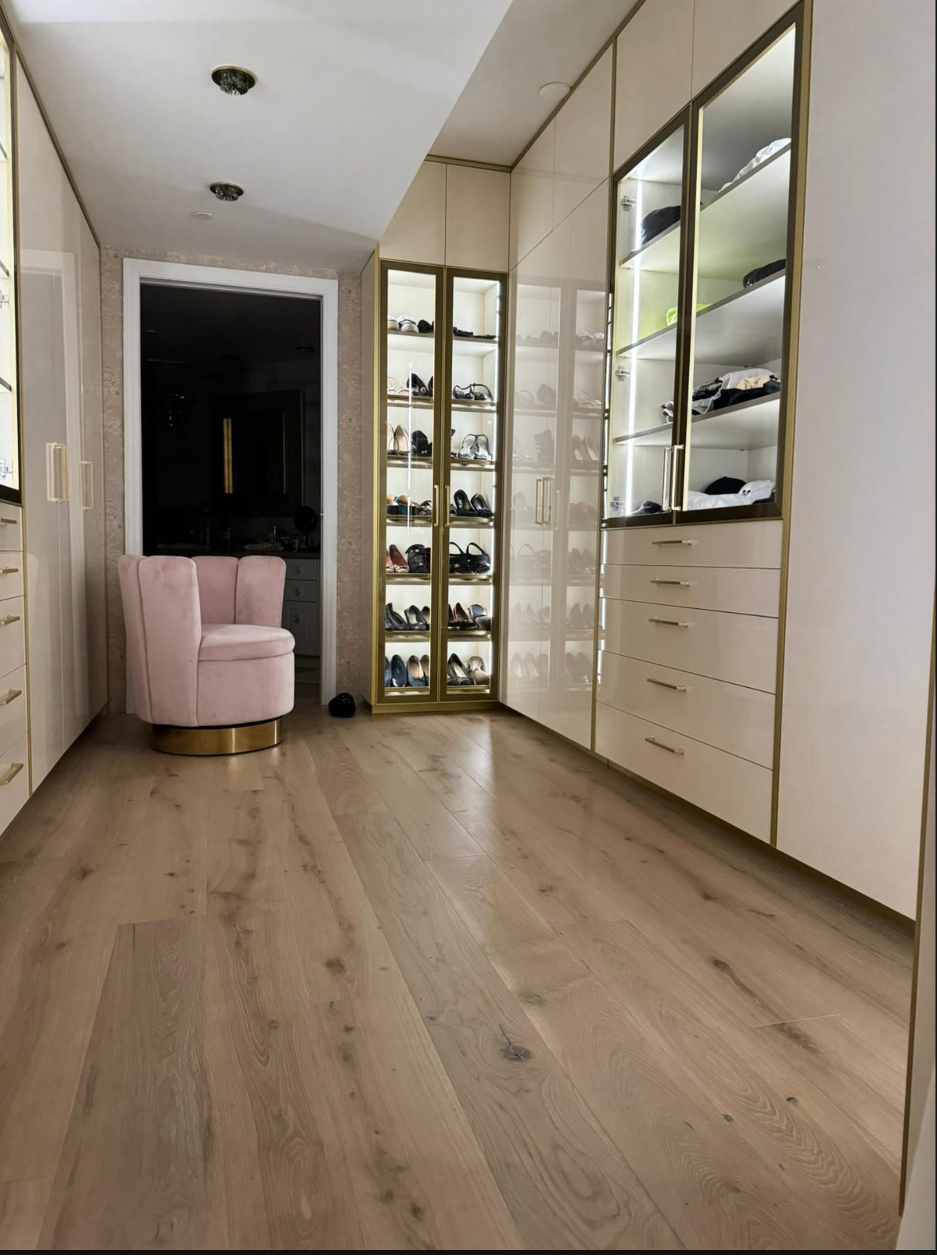 Walk -in closet Object 2111